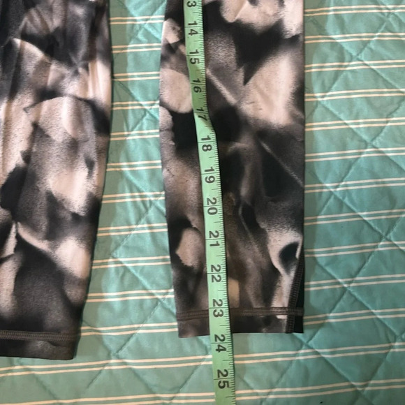 White black and grey mix fast and free Lululemon leggings size 2 - Picture 3 of 7